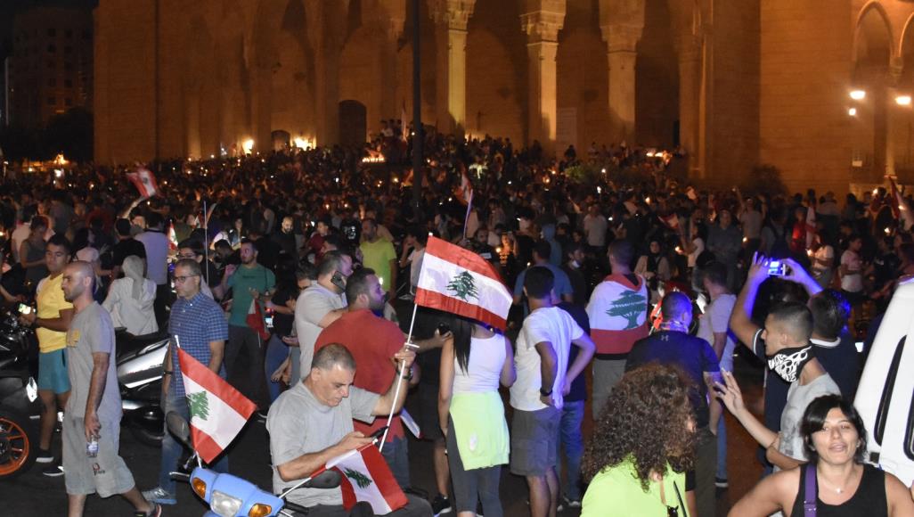 مظاهرات كبيرة بلبنان والساسة يسابقون الزمن قبل انتهاء مهلة الحريري