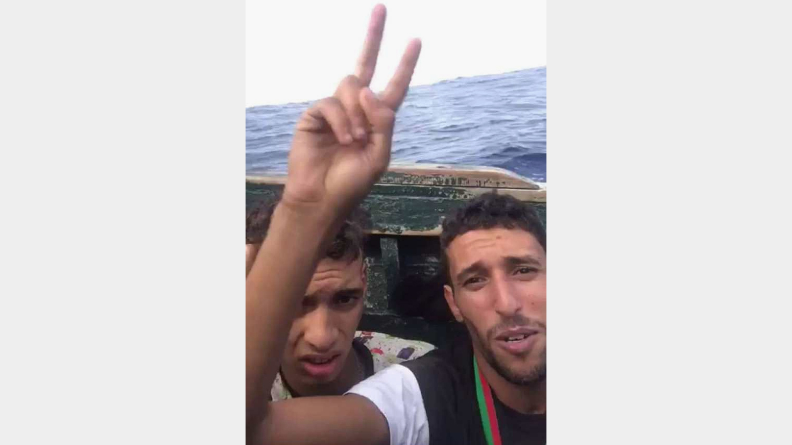 بطل مغربي يهاجر عبر قوارب الموت ويرمي ميداليته في البحر