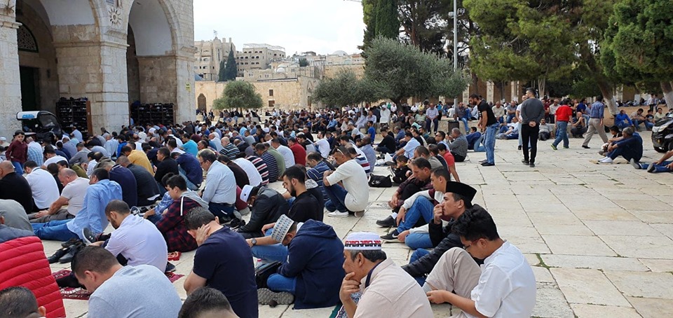 الآلاف يصلون الجمعة في رحاب المسجد الأقصى
