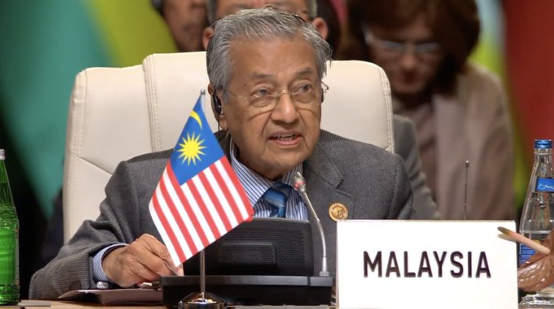 مهاتير محمد يقترح حكومة وحدة حلا للأزمة في ماليزيا