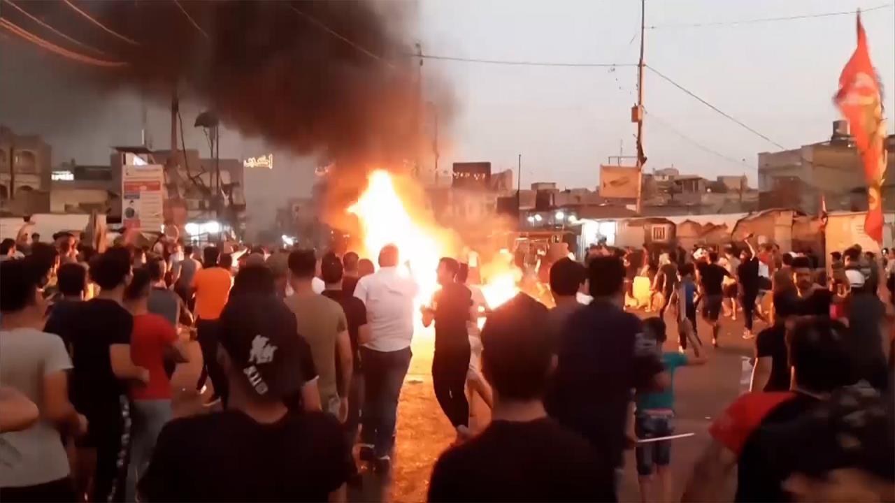 60 قتيلا في المظاهرات ووسط بغداد يتحول لساحة حرب