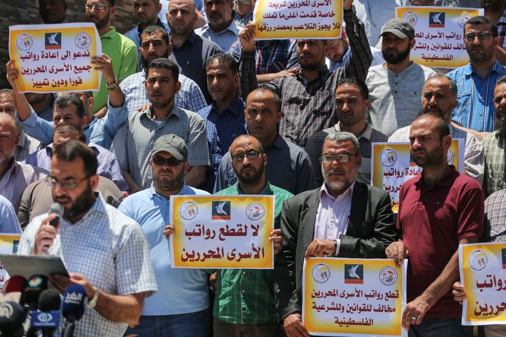 الأسرى المحررون المقطوعة رواتبهم ينظمون وقفة احتجاجية في رام الله