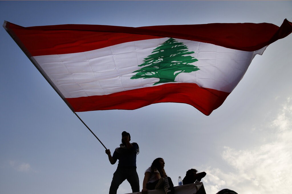 احتجاجات لبنان.. التحذير من انهيار قطاعات حيوية والمصارف تطمئن