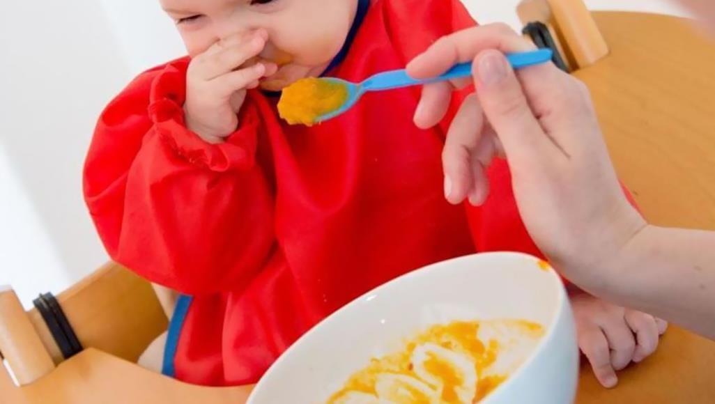 ‫ما العمل عند رفض الطفل الطعام الصحي؟‬