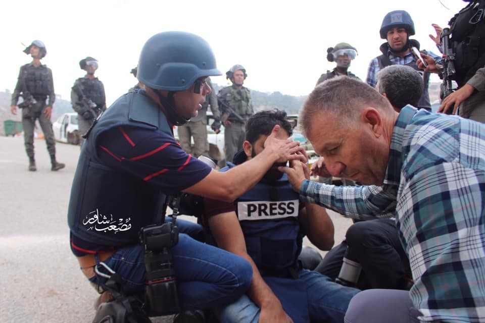منتدى الإعلاميين يُدين تعمد الاحتلال استهداف الصحفي عمارنة