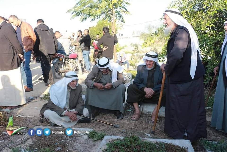 الآلاف وسط القطاع يشعيون جثمان الشهيد محمد السواركة