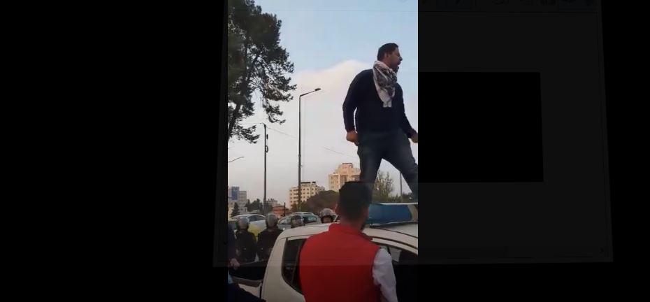هدد بحرق نفسه.. شاهد: كلام مؤثر لمُحرر قطعت السلطة راتبه منذ 12 عامًا