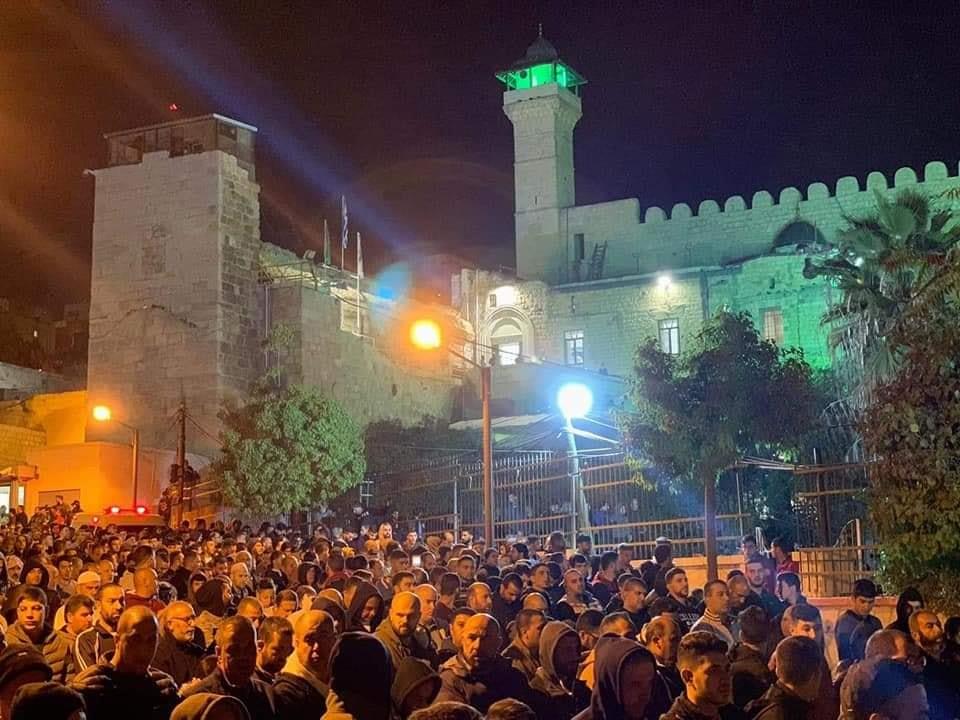 الآلاف يؤدون صلاة الفجر في المسجد الإبراهيمي