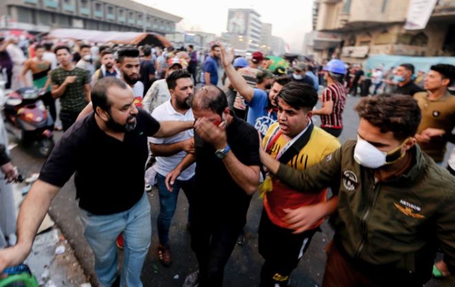 مقتل متظاهرين بقنابل غاز في بغداد وإغلاق طرق في الجنوب