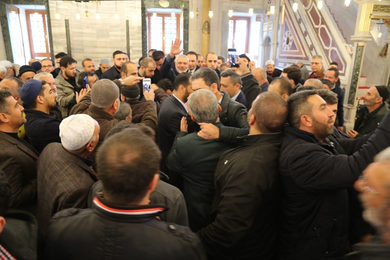 استقبال حافل لقائد حماس إسماعيل هنية في مسجد الفاتح بإسطنبول