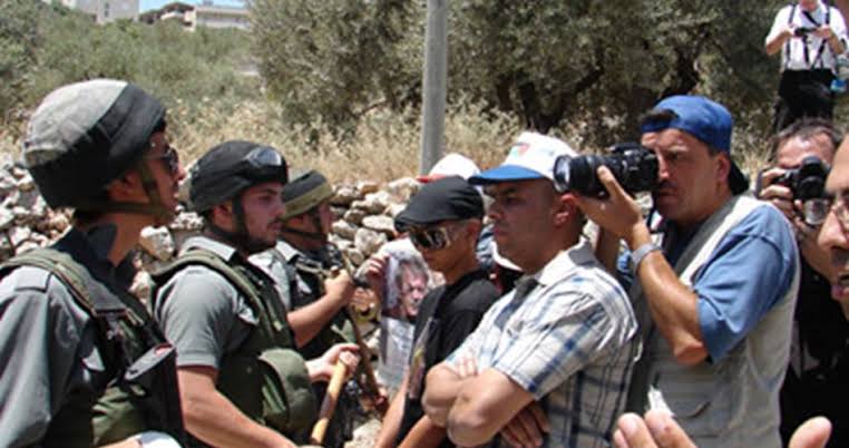 قوات الاحتلال تعتدي على العمال شمال طولكرم