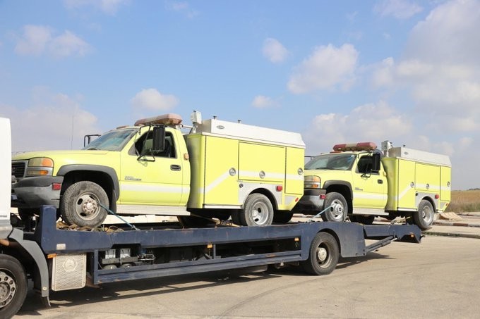 اللجنة القطرية تسلم الدفاع المدني بغزة معدات ومركبات