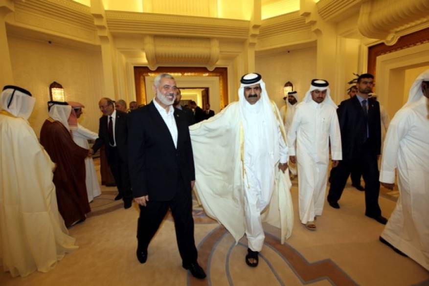 هنية يلتقي أمير قطر السابق ويبحثان دعم القضية الفلسطينية