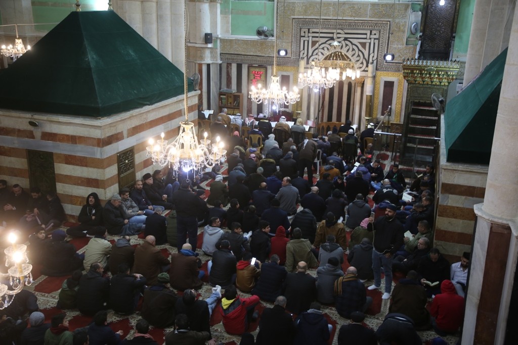 الآلاف يؤدون صلاة الفجر في المسجد الإبراهيمي