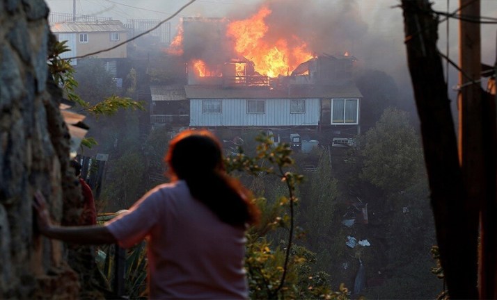 حريق يدمر 245 منزلا في فالباريزو التشيلية