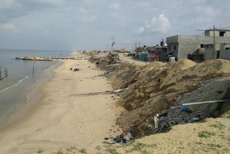 دعوة حكومية للمانحين لحماية شاطئ غزة من الانهيار