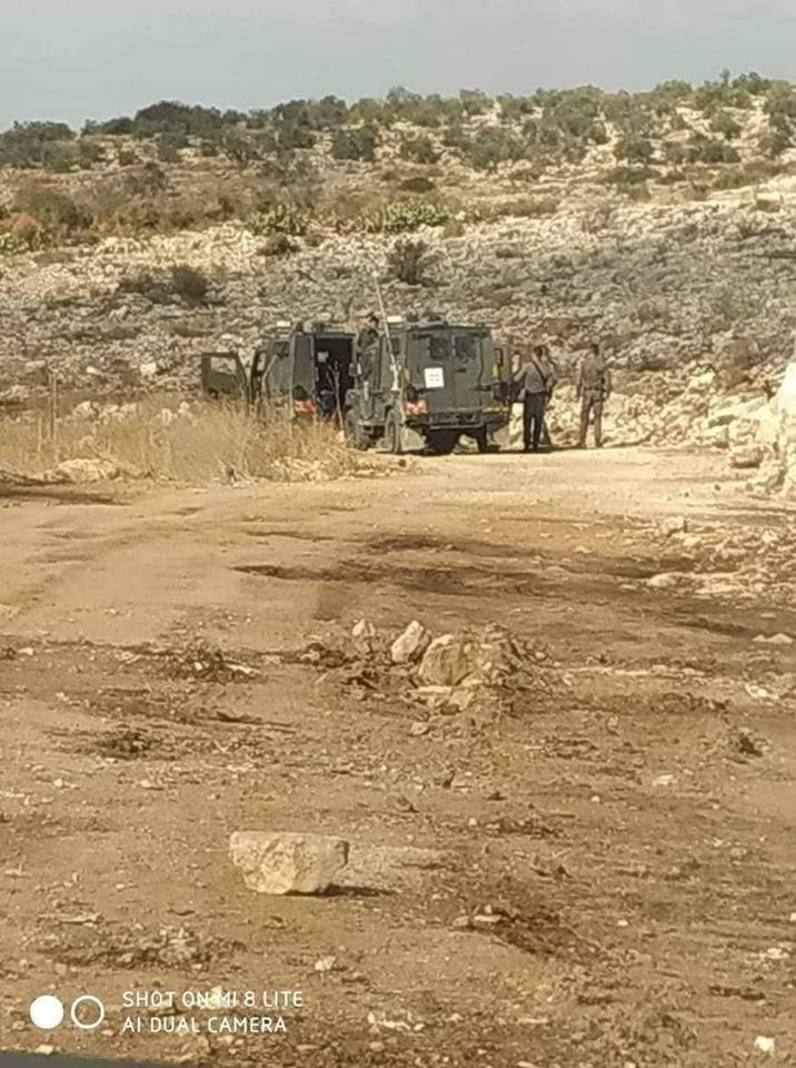 قوات الاحتلال تغلق طريقًا زراعية بطولكرم