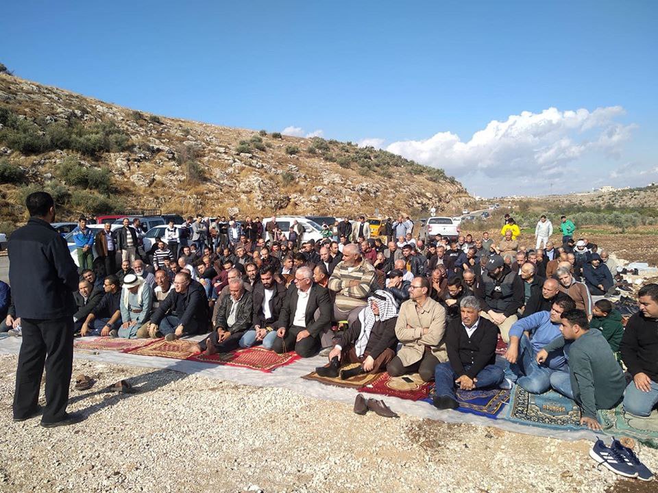العشرات يؤدون الجمعة فوق أراضيهم المهددة بالمصادرة شمال طولكرم
