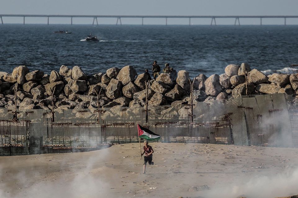 علم فلسطين خفاقًا في مسيرة العودة