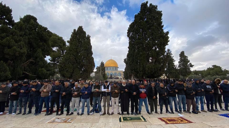 الآلاف يؤدون صلاة الجمعة في المسجد الأقصى رغم إجراءات الاحتلال