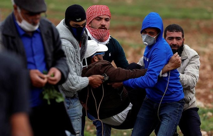 مواجهات عنيفة وإصابة 15 مواطنًا في قرية المغير شرق رام الله
