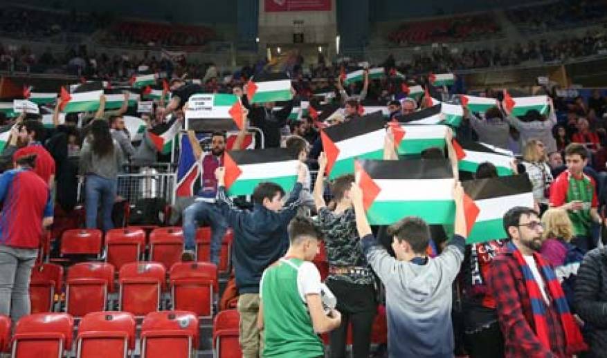 مشجعون إسبانيون يرفعون الأعلام الفلسطينية في وجه فريق إسرائيلي