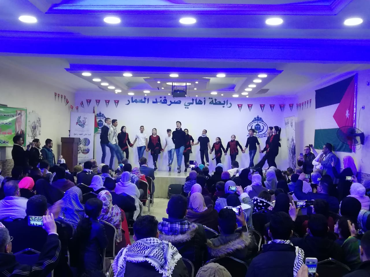 مركز راجع بالأردن يكرم عددا من اللاجئين وخريجي الجامعات