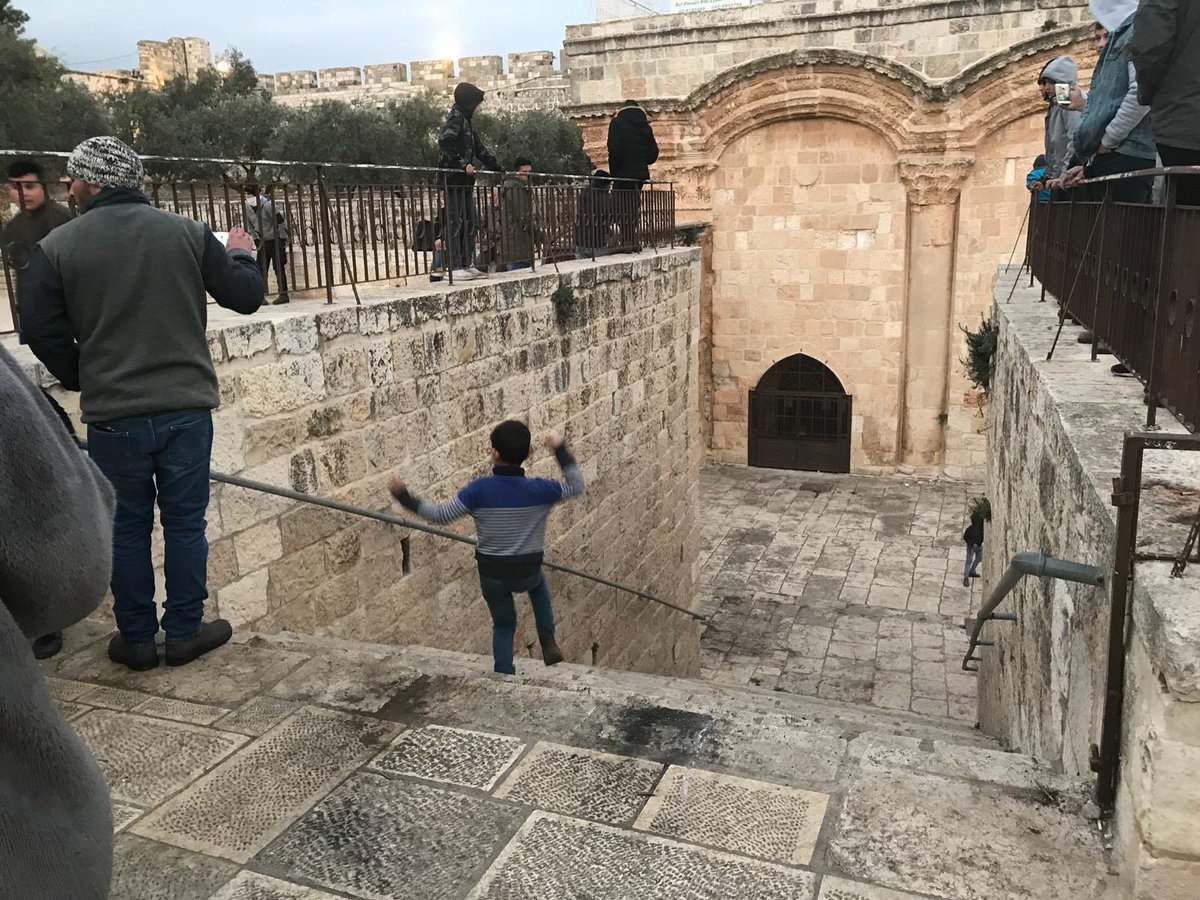 شرطة الاحتلال تدنس مصلى باب الرحمة في القدس