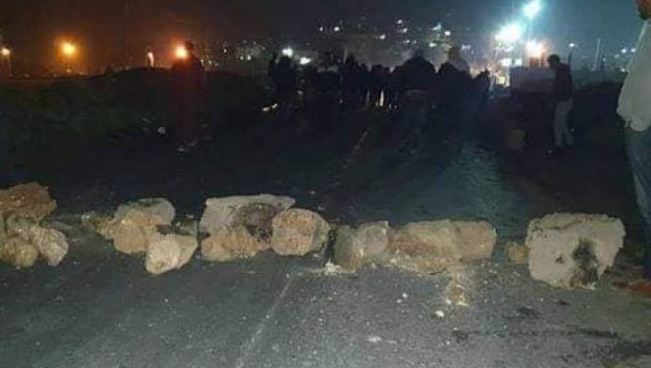 أهالي الفوار يغلقون مدخله احتجاجًا على انقطاع الكهرباء