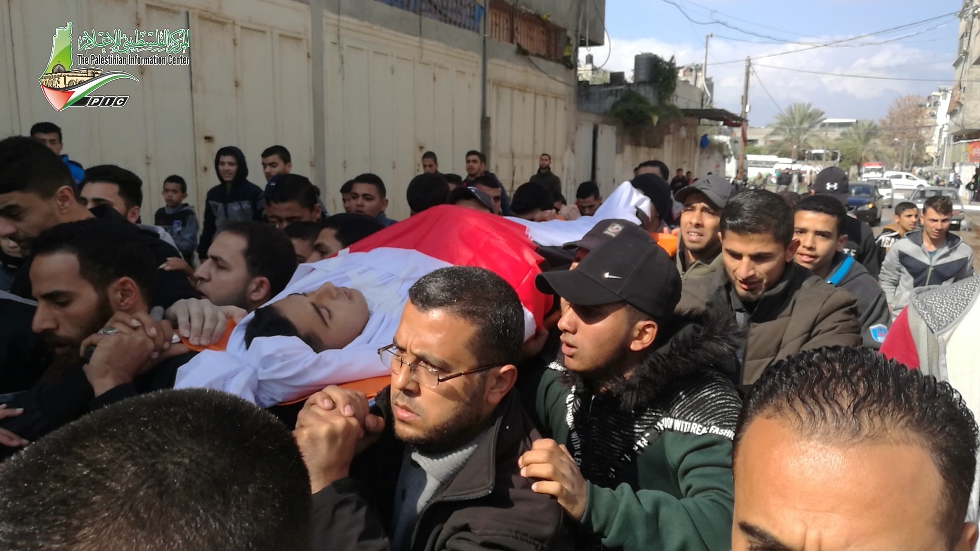جماهير غزة تشيع جثمان الشهيد الطفل نوفل