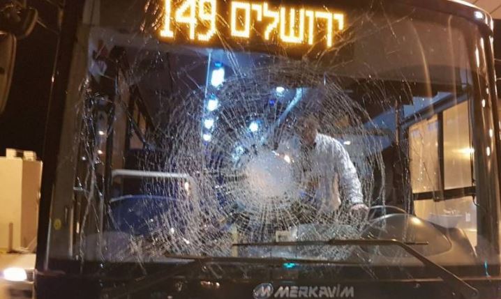 إصابة 6 مستوطنين بالهلع بهجوم على حافلتهم قرب بيت لحم