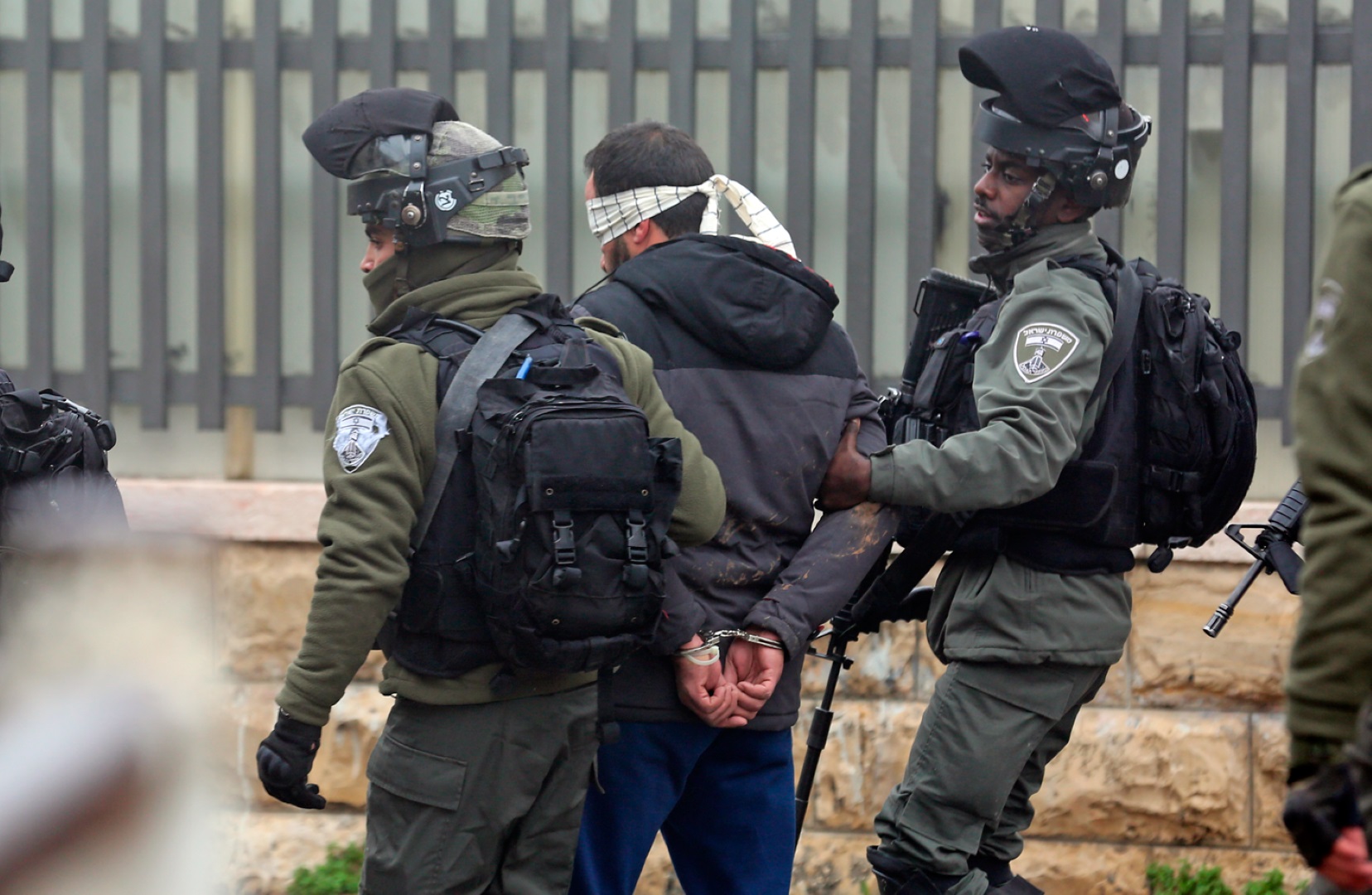 الاحتلال يعتقل 3 أفراد من أمن السلطة بالأغوار