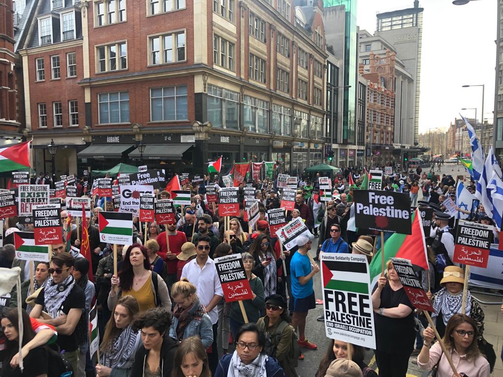 الآلاف يحتشدون في لندن في ذكرى يوم الأرض