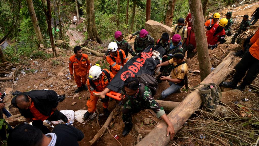 100 مفقود إندونيسي.. بحثوا عن الذهب بمنجم غير قانوني فانهار عليهم