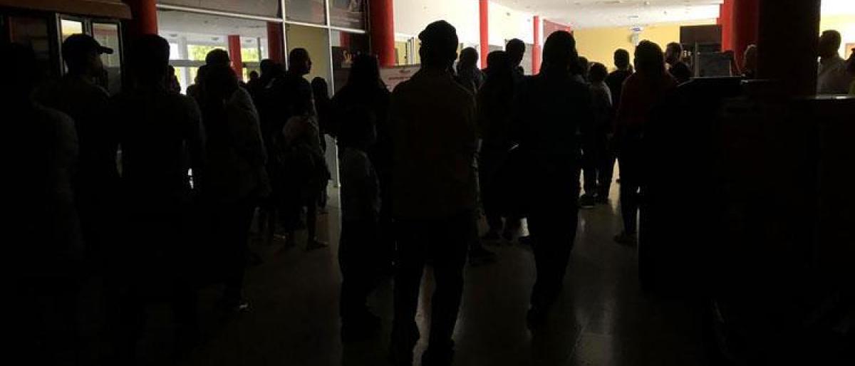 الظلام يعم فنزويلا والحكومة تغلق المدارس