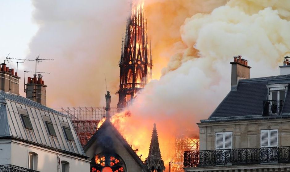 حريق يلتهم كاتدرائية نوتردام أحد أشهر معالم باريس