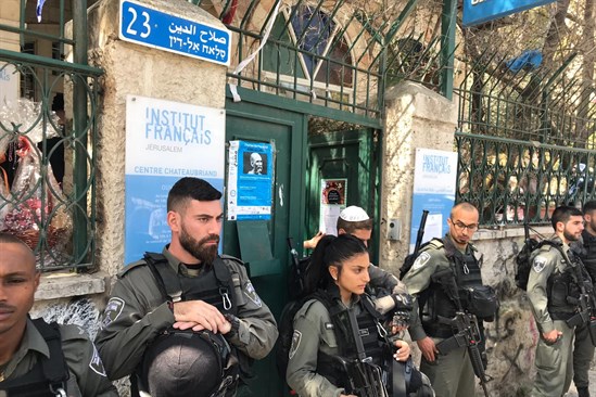 الاحتلال يقتحم فندقا في القدس ويمنع تنظيم فعالية