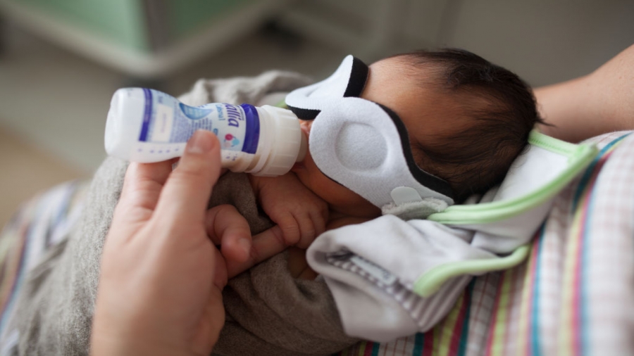 الصحة: استمرار نفاد الحليب العلاجي يهدد صحة مئات الأطفال