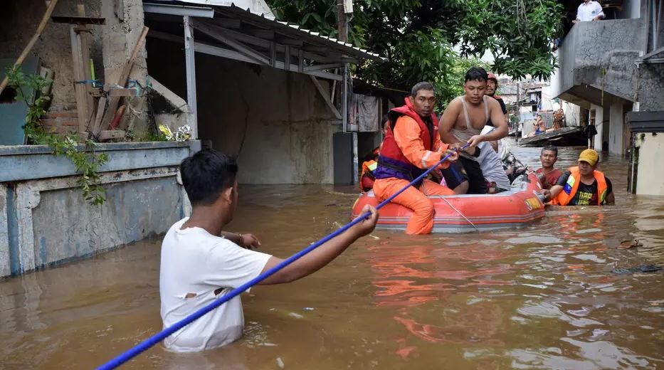 ارتفاع حصيلة ضحايا الفيضانات في أندونيسيا إلى 18