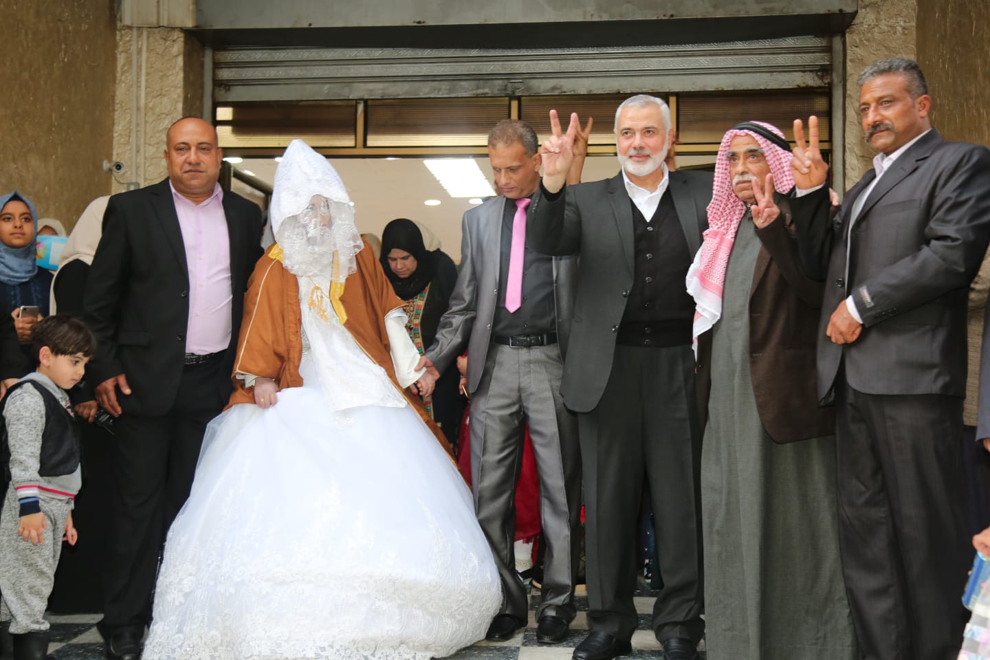 هنية يزف عروسًا قصفت إسرائيل منزلها