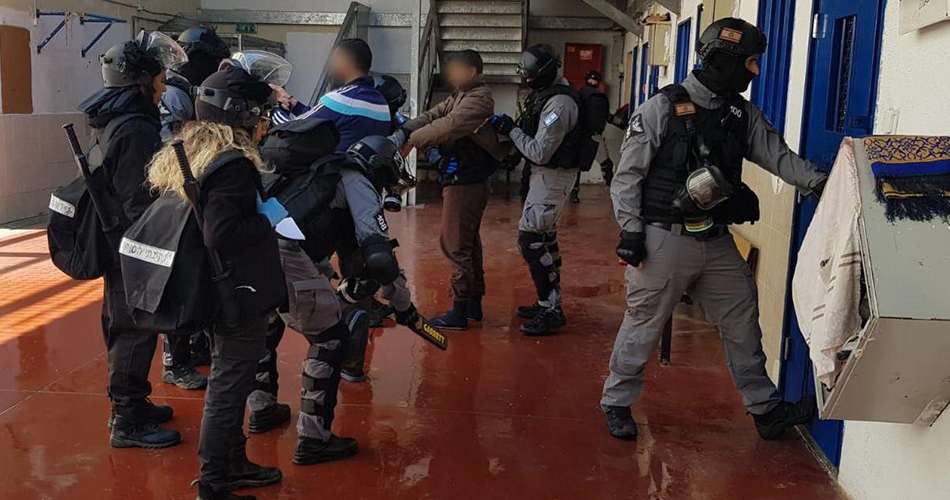 قوات قمع الاحتلال تقتحم قسم (27) في سجن النقب