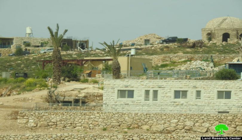 الكشف عن بؤرة استيطانية شُيدت بطراز المباني الفلسطينية القديمة