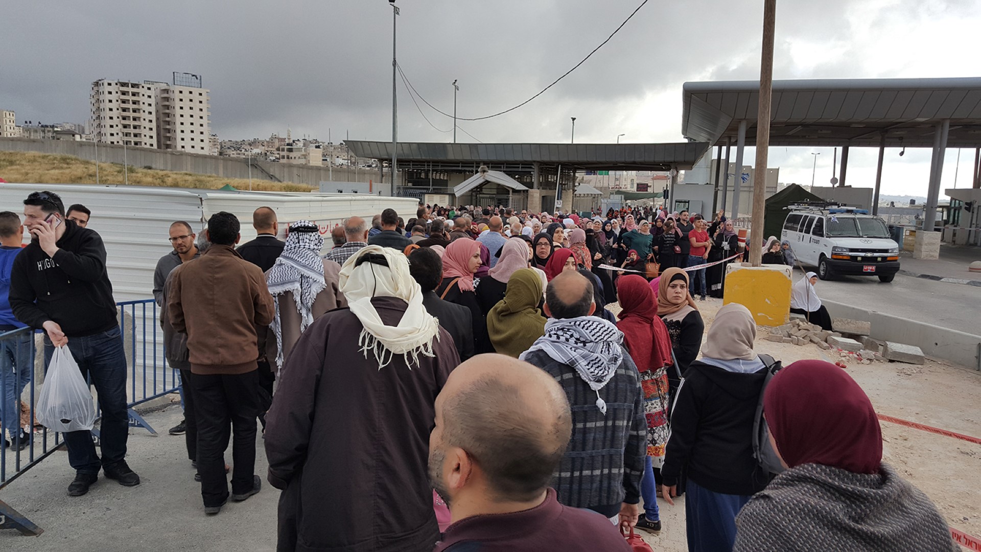 آلاف الفلسطينيين يتوافدون للصلاة في الأقصى