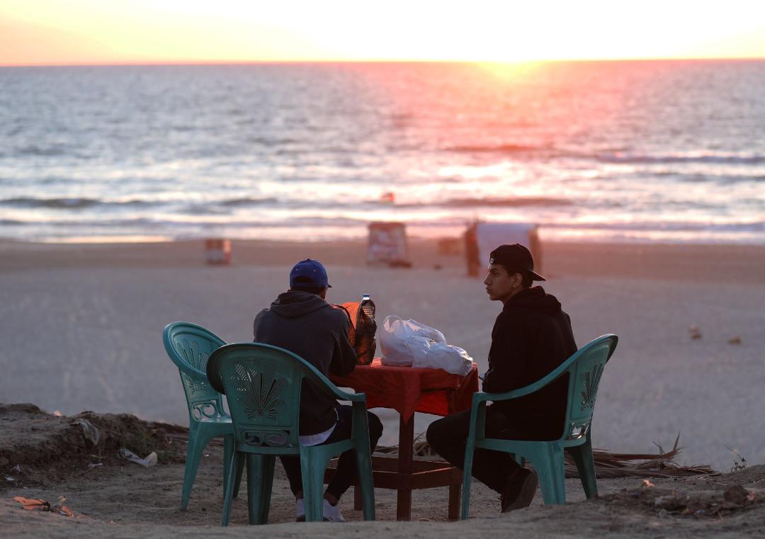 كورنيش بحر غزة.. ملاذ المحاصرين للإفطار السياحي برمضان