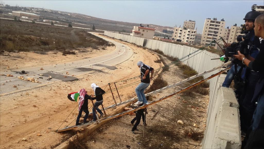 الثغرات .. وسيلة الفلسطينيين لتحدي جدار الفصل العنصري
