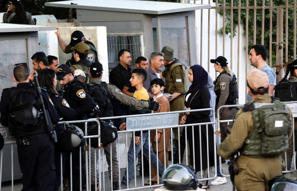 الاحتلال يعتقل شابًّا على حاجز قلنديا أثناء توجهه للصلاة بالأقصى