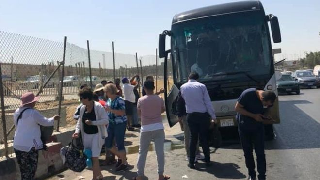 17 جريحا بتفجير حافلة سياحية في مصر