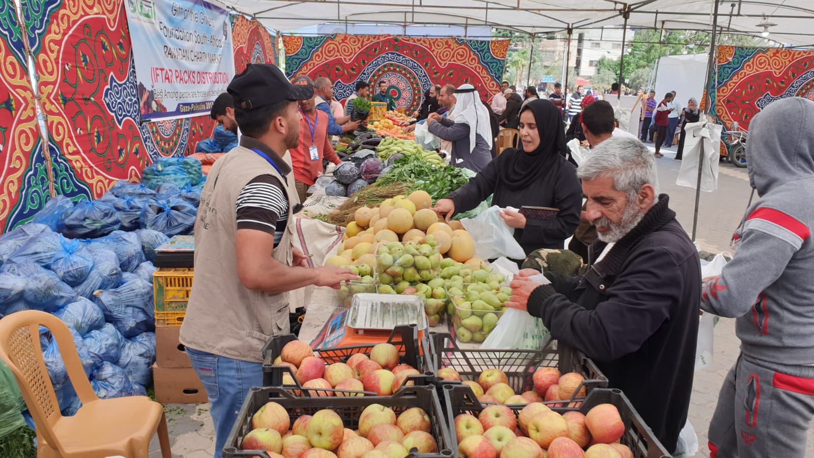 الخيري الرابع.. سوق بغزة يخفف وطأة الحصار