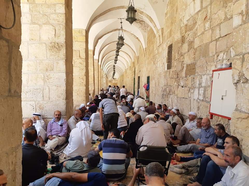 270 ألف فلسطيني يصلون الجمعة في الأقصى بجمعة رمضان الأخيرة
