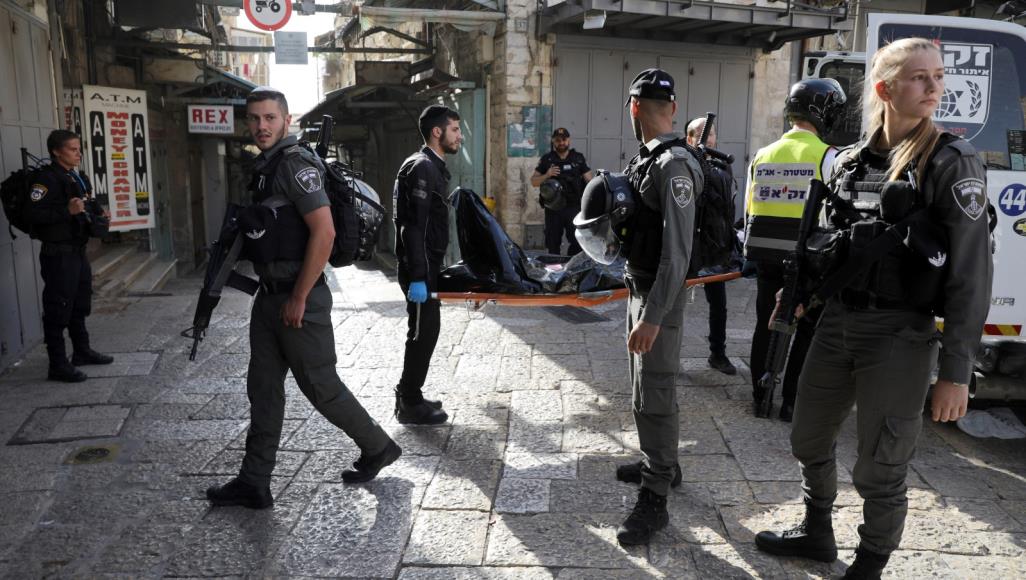 استشهاد شاب وإصابة ضابط إسرائيلي بعملية دهس وطعن بالقدس